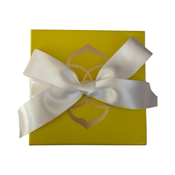 Kendra Scott Mylah Gold Short Pendant Necklace - Picture 5 of 5